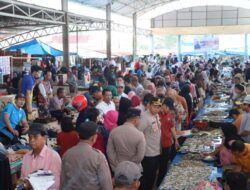 Kapolres Bulukumba Pantau Bahan Pokok di Pasar Cekkeng, Minta Pedagang tak Mainkan Harga