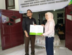 Peringati Hari Buruh, Petugas Kebersihan Bulukumba Terima Bingkisan