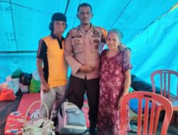 Warga Terkena Musibah Kebakaran, Polisi Ini Tunjukkan Kepedulian Sumbangkan Pakaian Layak Pakai