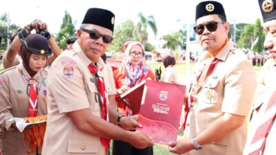 Ketua Kwarcab Bulukumba Edi Manaf Terima Lencana Penghargaan Melatih Saat Apel Pramuka ke 64