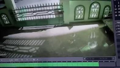 Mobil Calya Putih Diduga Angkut Gabah Hasil Curian, Terekam CCTV di salah satu Mesjid di Desa Bontomacinna