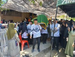 Penghormatan Terakhir, PGRI Gantarang Gelar Upacara Pelepasan Jenazah, Guru SDN 41 Matekko