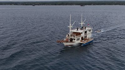 Sailing Pinisi Bersama Arapaima, Nikmati Keindahan Pantai Merpati dari Atas Kapal Legendaris