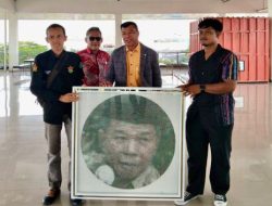 Terinspirasi “Dikerja Bukan Dicerita”, Pemuda Herlang Hadiahkan Lukisan Benang untuk Bupati Andi Utta