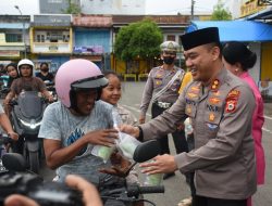 Kapolres Bulukumba Borong Semua Takjil di Bundaran Pinisi untuk Dibagikan Gratis