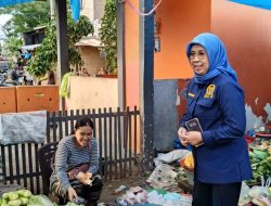 Tak Hanya Cek Harga Sembako, Hj. Andi Yuliani Paris Juga Bagikan Kurma ke Pedagang