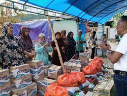 Kades Barombong Serahkan Bantuan Sembako untuk Korban Kebakaran di Terang-Terang, Sampaikan Duka Mendalam