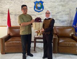 Wamen Koperasi RI Kunjungi Bulukumba, Andi Edy Manaf Hadiahkan Tenun Khas Bira