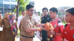 Bulukumba United U-16 Ukir Prestasi Internasional, Wabup Serahkan Trofi di Apel Gabungan