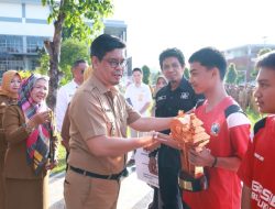 Bulukumba United U-16 Ukir Prestasi Internasional, Wabup Serahkan Trofi di Apel Gabungan