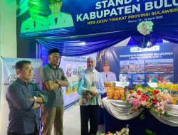 Ketua TP PKK Andi Herfida Kunjungan Kafilah dan Stand Pameran Bulukumba pada MTQ tingkat Sulsel di Maros