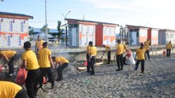 Peduli Lingkungan, Polres Bulukumba Bersihkan Pantai Merpati