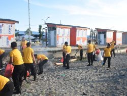 Peduli Lingkungan, Polres Bulukumba Bersihkan Pantai Merpati