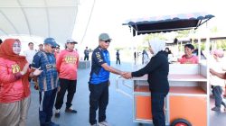 Dibantu Gerobak, Andi Utta Minta Pelaku UMKM Jaga Kerapihan dan Kebersihan Pantai Merpati