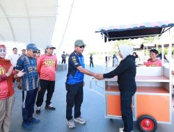 Dibantu Gerobak, Andi Utta Minta Pelaku UMKM Jaga Kerapihan dan Kebersihan Pantai Merpati