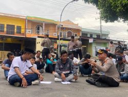 Aksi Humanis Kapolres Bulukumba AKBP Restu, Temui Peserta Aksi Sambil Duduk di Aspal