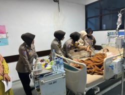 Beri Dukungan Moril, Polwan Polres Bulukumba Kunjungi Syifa di RSUD