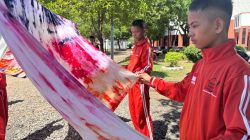 Rumah Membatik Bunga Mawar Bulukumba Latih Siswa SRMP 23 Makassar Bikin Sarung Batik Shibori