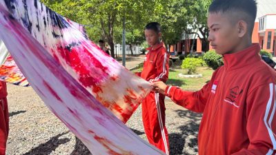 Rumah Membatik Bunga Mawar Bulukumba Latih Siswa SRMP 23 Makassar Bikin Sarung Batik Shibori