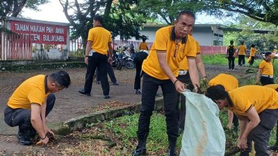 Jelang Hari Bhayangkara ke-80, Polres Bulukumba Gelar Kerja Bakti di TMP Taccorong