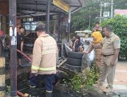 Saluran Drainase Tersumbat, Camat Ujung Bulu Pimpin Pembersihan di Kasimpureng
