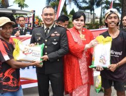 Berbagi Kebahagiaan di Hari Jadi Bhayangkara, Polres Bulukumba bagikan beras Gratis Ke Warga