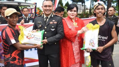 Berbagi Kebahagiaan di Hari Jadi Bhayangkara, Polres Bulukumba bagikan beras Gratis Ke Warga