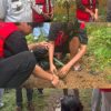 Mahasiswa KKN-T Unhas Perkenalkan Biopori di Desa Bulo-Bulo, Warga Antusias Ikuti Demonstrasi
