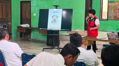 Dukung Pertanian Modern, Mahasiswa KKN-T Unhas Ajarkan Petani Manfaat AI, Barcode, dan Penyimpanan Pascapanen
