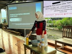 Mahasiswa KKN-T Unhas Edukasi Warga Desa Barombong Olah Limbah Pertanian Menjadi Pupuk Organik Cair