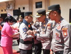Penuh Haru, AKBP Restu Wijayanto dan Istri Dilepas dengan Isak Tangis Personel Polres Bulukumba