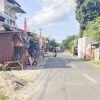 Tumpukan Bata Ringan Setinggi 4 Meter di Pinggir Jalan Dampang Dikeluhkan, Pengendara: Jangan Tunggu Ada Korban