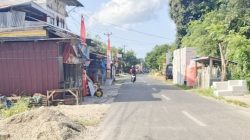 Tumpukan Bata Ringan Setinggi 4 Meter di Pinggir Jalan Dampang Dikeluhkan, Pengendara: Jangan Tunggu Ada Korban