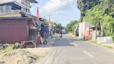 Tumpukan Bata Ringan Setinggi 4 Meter di Pinggir Jalan Dampang Dikeluhkan, Pengendara: Jangan Tunggu Ada Korban