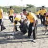 Kapolres Bulukumba Pimpin Ratusan Personel Bersihkan Kawasan Pantai Merpati
