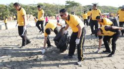 Kapolres Bulukumba Pimpin Ratusan Personel Bersihkan Kawasan Pantai Merpati
