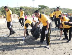 Kapolres Bulukumba Pimpin Ratusan Personel Bersihkan Kawasan Pantai Merpati