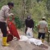 Tempuh Medan Ekstrim, Bhabinkamtibmas Bersama Warga Perbaiki Irigasi.