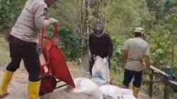 Tempuh Medan Ekstrim, Bhabinkamtibmas Bersama Warga Perbaiki Irigasi.