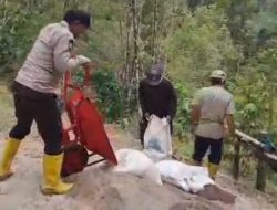 Tempuh Medan Ekstrim, Bhabinkamtibmas Bersama Warga Perbaiki Irigasi.