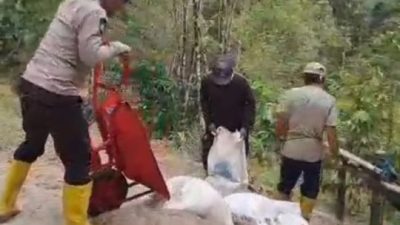 Tempuh Medan Ekstrim, Bhabinkamtibmas Bersama Warga Perbaiki Irigasi.