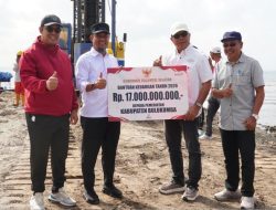 Gubernur Andi Sudirman Serahkan Bantuan Rp8 Miliar untuk Masjid Terapung Pantai Merpati Bulukumba