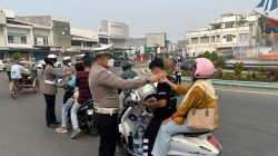 Waspada Dampak Asap, Sat Lantas Polres Bulukumba Bagikan Masker kepada Pengguna Jalan