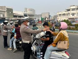 Waspada Dampak Asap, Sat Lantas Polres Bulukumba Bagikan Masker kepada Pengguna Jalan